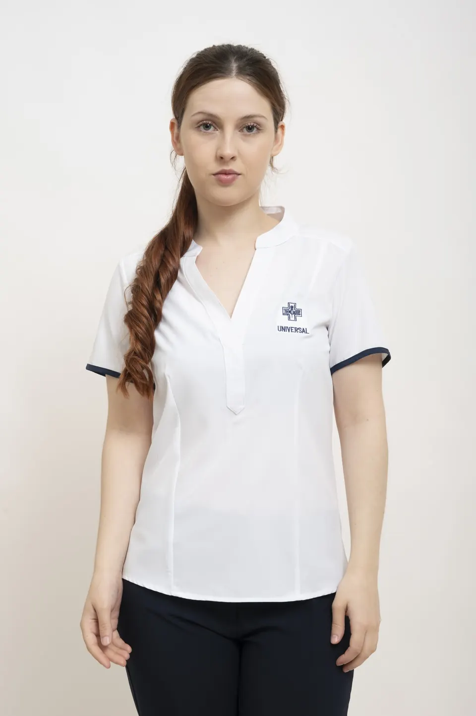 Blusa blanca manga corta con vivo azul en manga