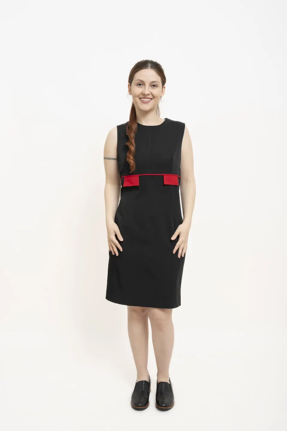 Vestido negro con detalle de bolsillo en rojo + chalina