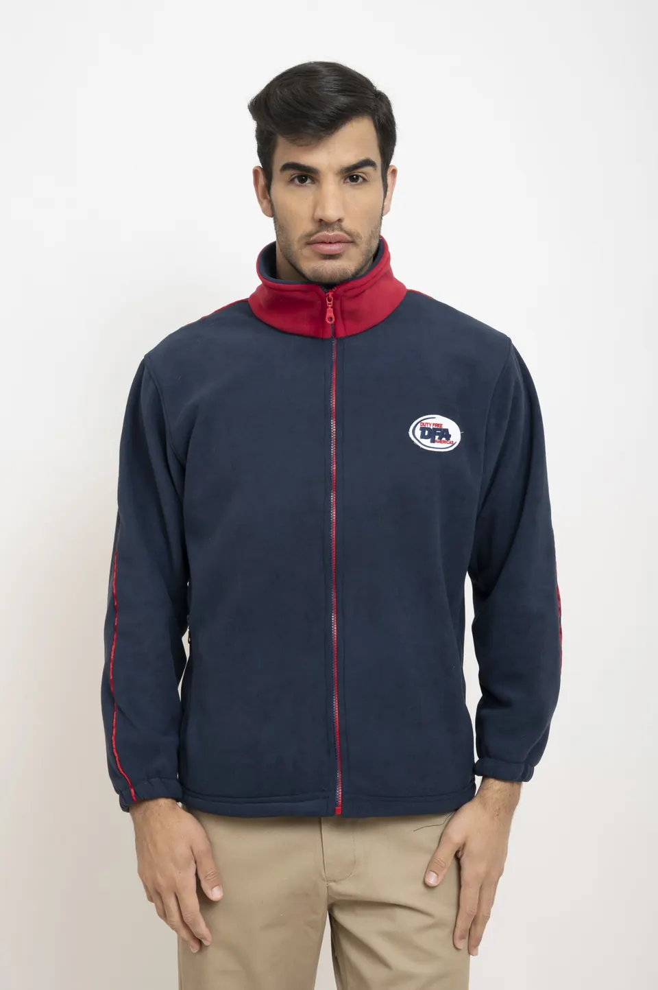 Campera polar azul marino combinada con rojo. detalles en cierres y cuello