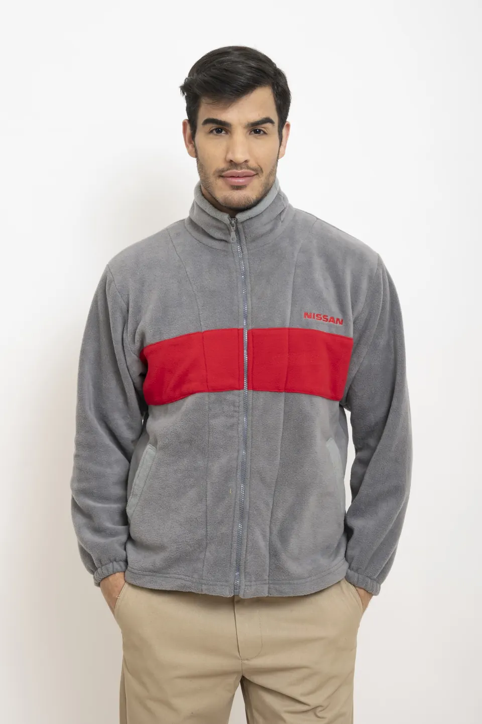 Campera polar gris y detalle en rojo