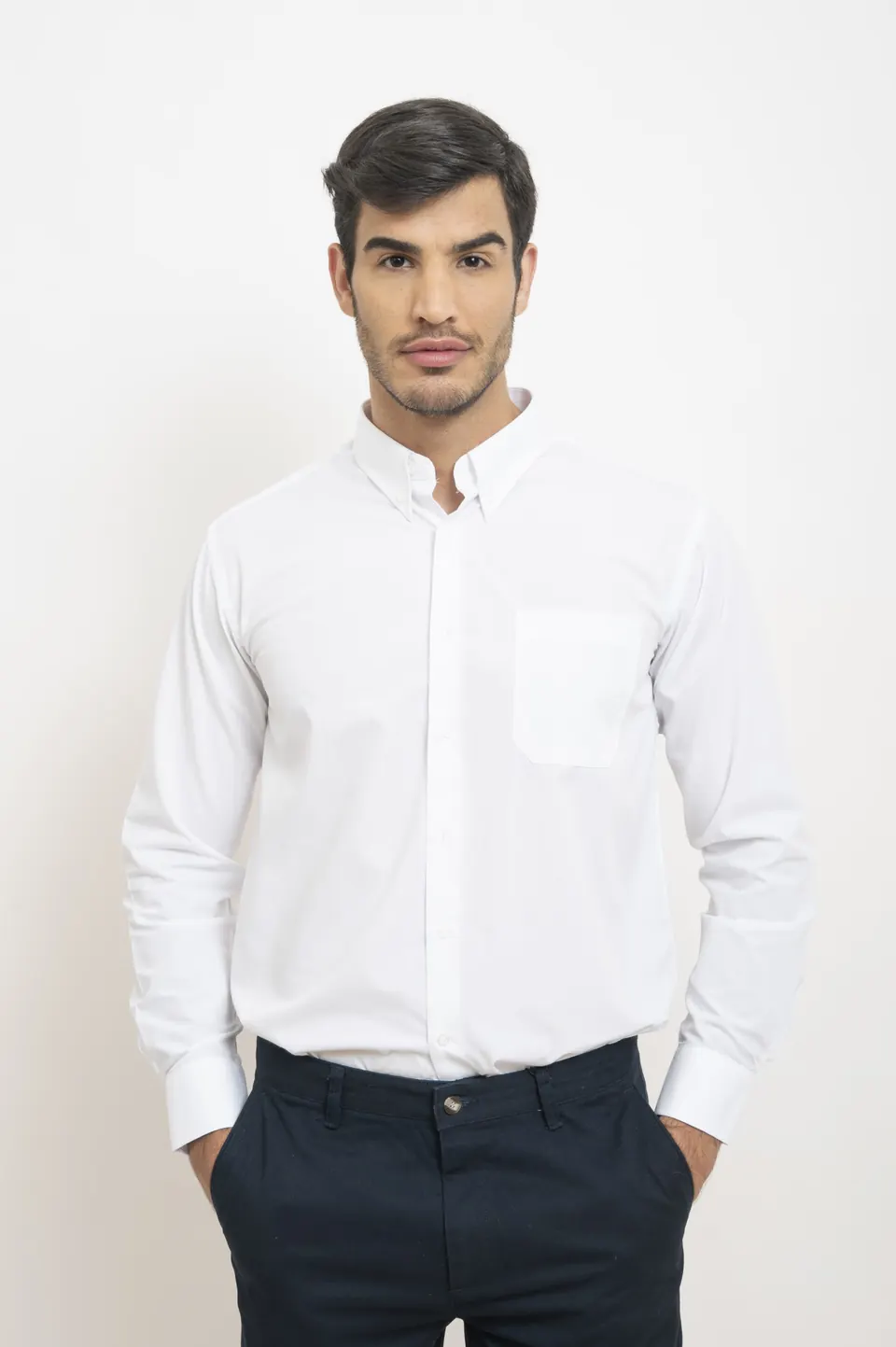Camisa blanca de hombre y pantalón azul marino