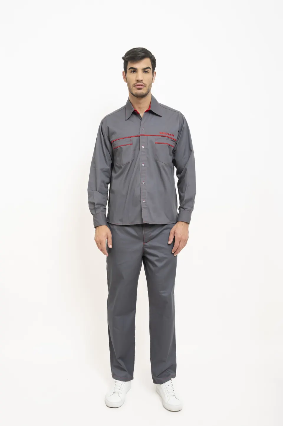 Camisa y pantalón grises con costuras en rojo