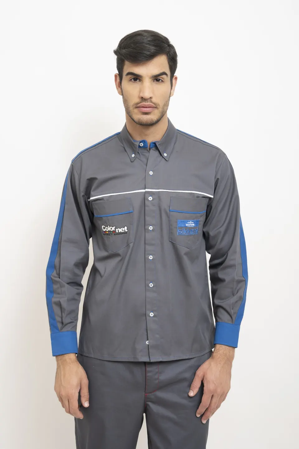 Camisa gris con vivo blanco y detalles en azul