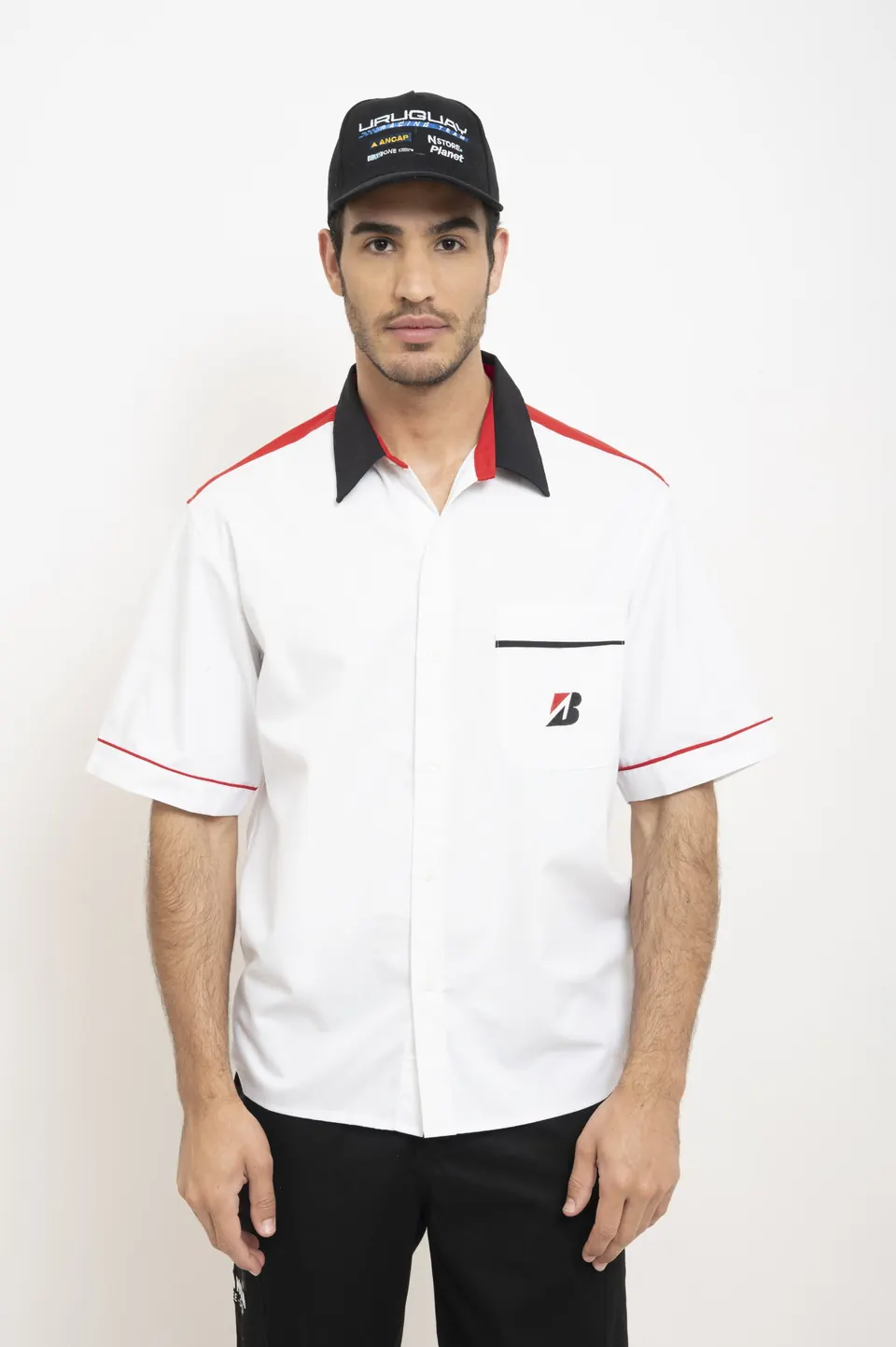 Camisa blanca con vivos rojos manga corta