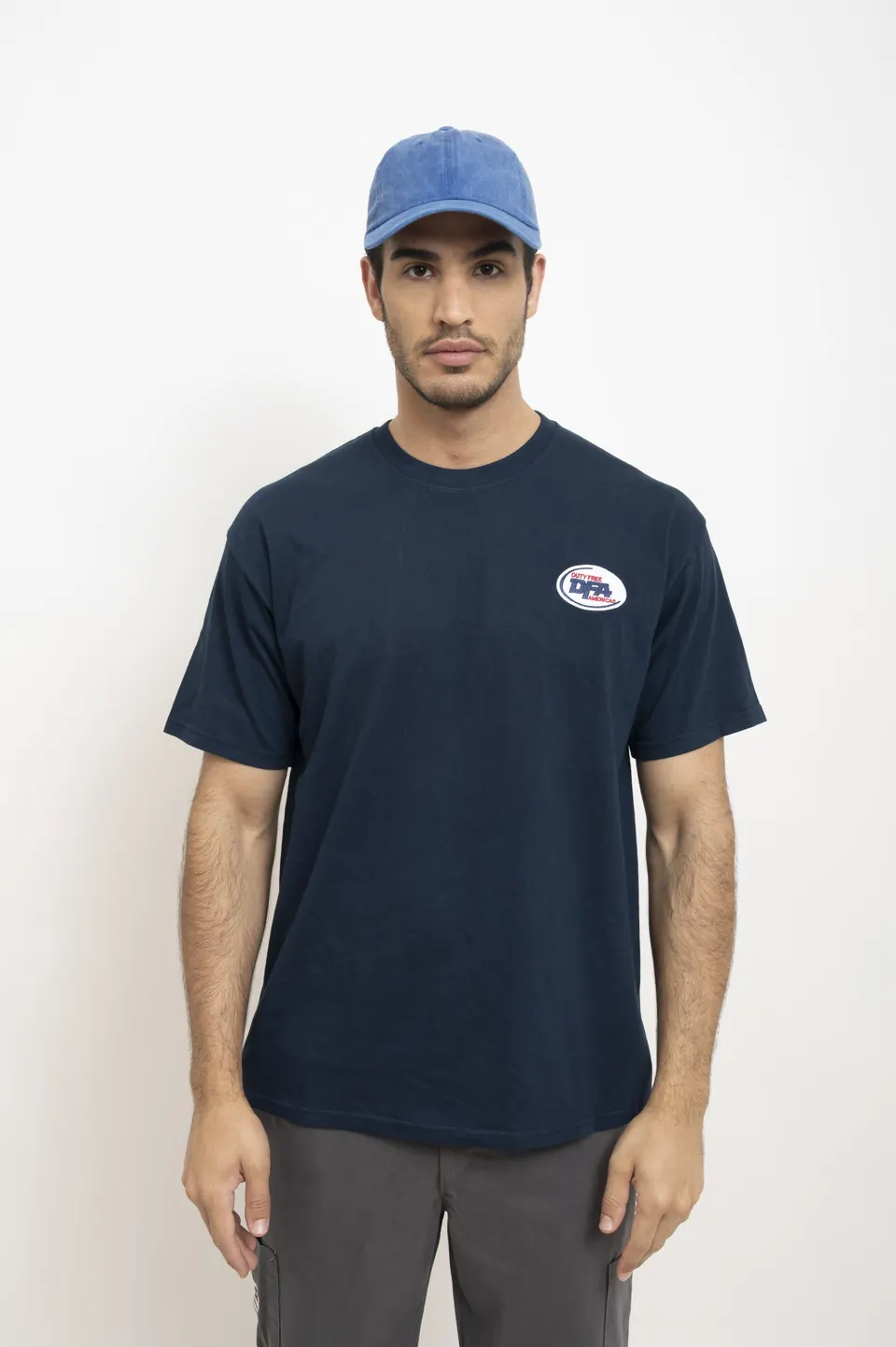 Remera azul marino + gorra