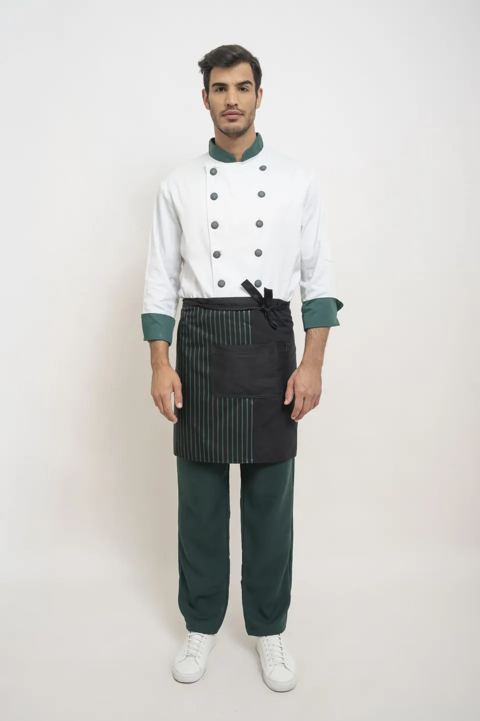 Casaca de chef blanca con cuello y puños verdes + delantal sin peto rayado + náutico verde inglés