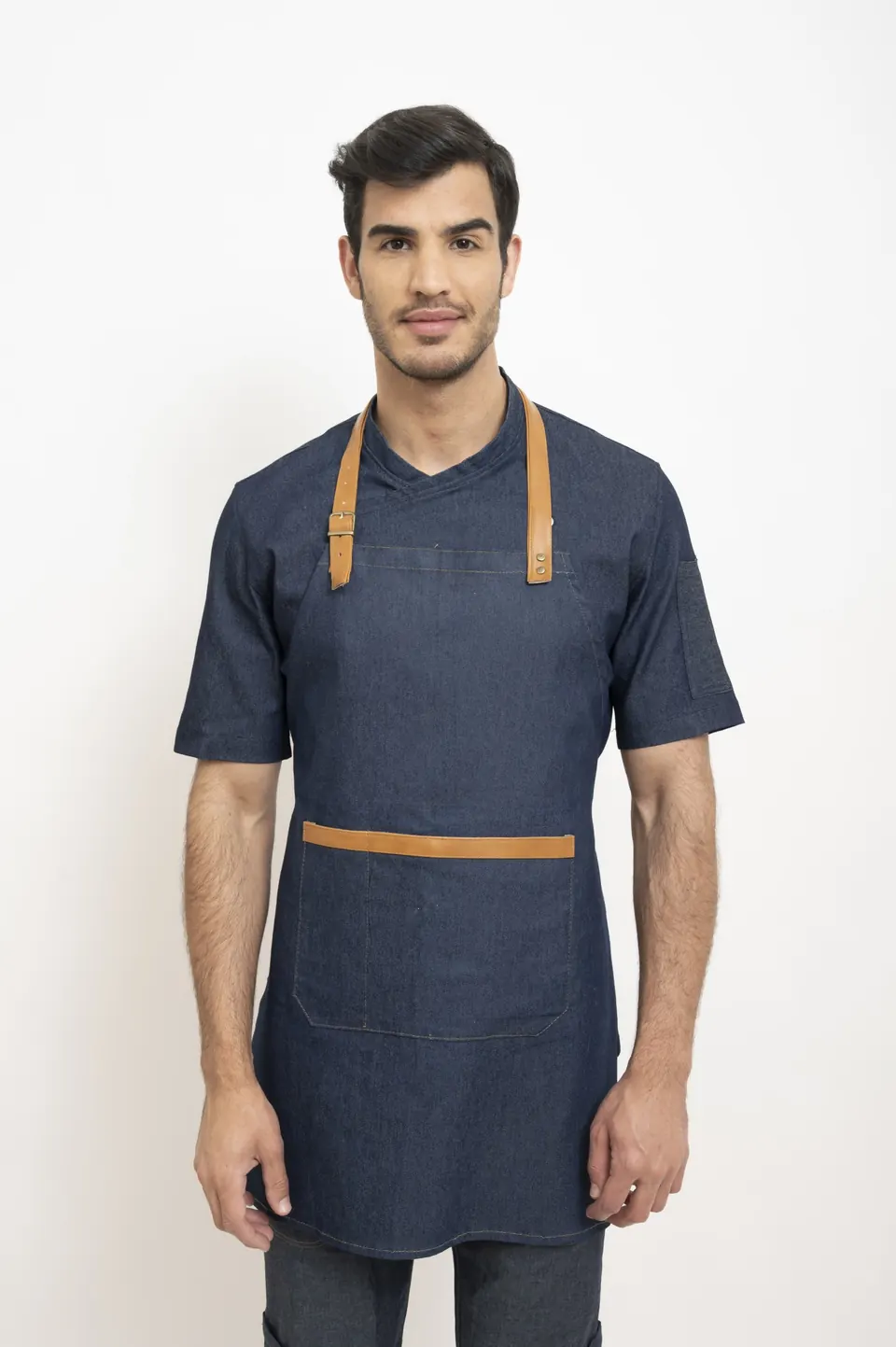 Delantal de jean con detalles en cuerina