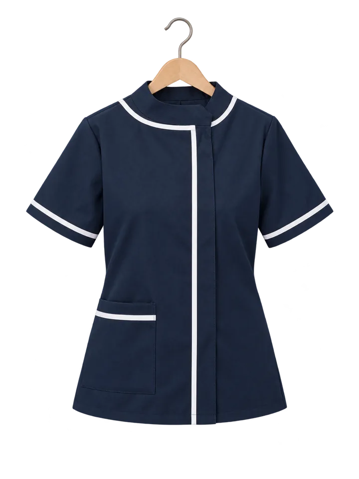 Uniforme de limpieza en percha